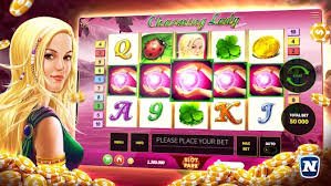 Meja permainan slot modern dengan lampu neon berwarna hijau mint yang menarik
